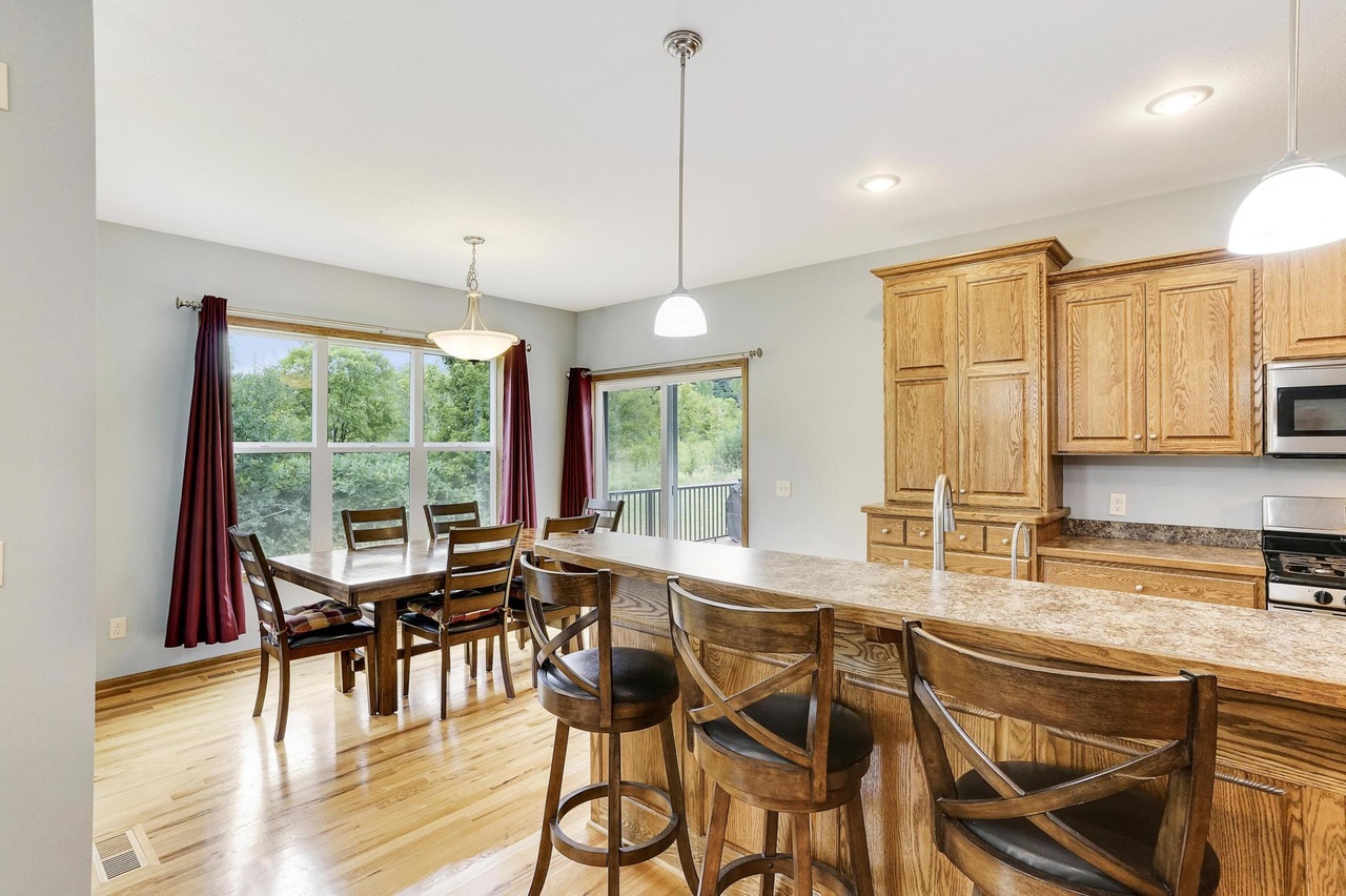Kitchen & Dining